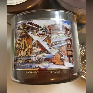 Two Bath and body works ski lodge 3 wick candle.
Rare, and discontinued.
